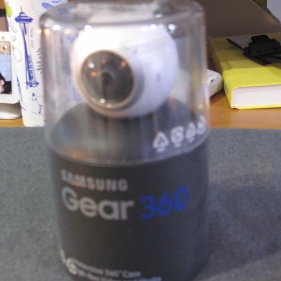Samsung Gear 360 Real 360° High Resolution VR Camera - Picture 2 of 12